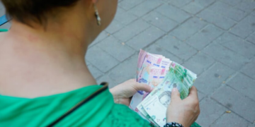 ПФУ ответил, как выплата 1500 гривен повлияет на соцпомощь украинцев