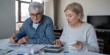Индексация пенсий в Украине: кому повысят выплаты на 12,1% и как считать надбавку