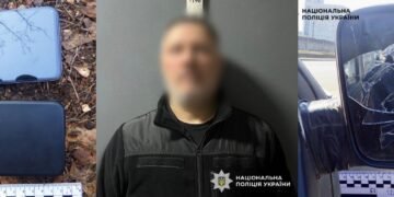 Агресія на дорозі: киянин розтрощив авто та пограбував військовослужбовця