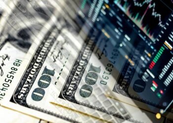 Евро отошел от рекорда, доллар растет: курс на 16 апреля и что делать с “сомнительными” купюрами