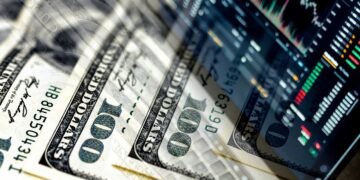 Евро резко падает, доллар стабилен: курс на 14 апреля и принимают ли банки “старые” доллары