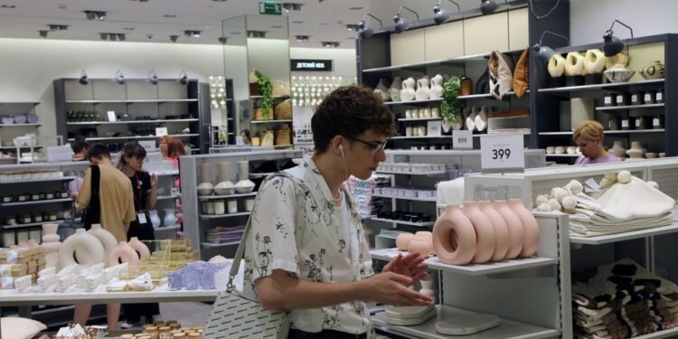 От супермаркетов до бутиков: в РФ массово закрывают магазины из-за падения спроса