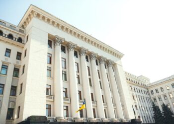 Змея авторитаризма: Дацюк предупредил об опасной тенденции узурпации власти в Украине