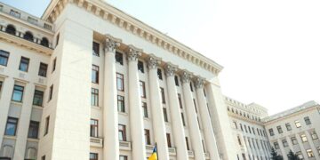 Змея авторитаризма: Дацюк предупредил об опасной тенденции узурпации власти в Украине