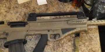 Нічний переполох у Києві: п’яний чоловік із карабіном ходив біля будинків