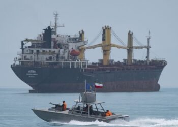 Иран начал обстреливать суда, которые пытались пройти через Ормузский пролив