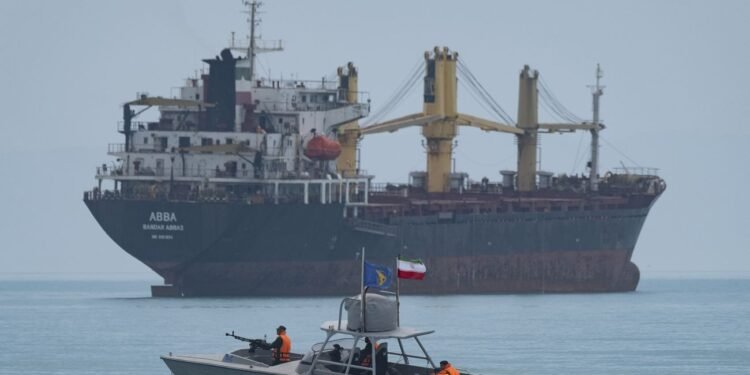 Иран начал обстреливать суда, которые пытались пройти через Ормузский пролив