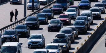 Кілометрові затори над водою в Києві: що сталося