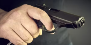 Гучні постріли, зброя і крики: поліція Києва оточила місце події, – ФОТО