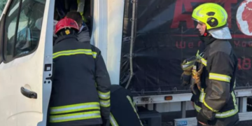 Розбите скло й водій без свідомості: в Києві сталась моторошна ДТП, – ФОТО