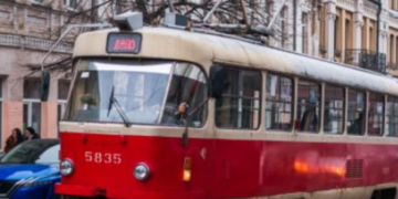 Зупинка трамвая заради допомоги: що сталось у Києві, – ВІДЕО