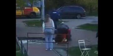 Небезпечна аварія у Києві: жінка зникла під землею на очах у перехожих