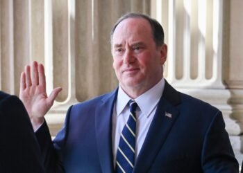 Глава ВМС США внезапно ушел в отставку после конфликта из-за Трампа, – WSJ