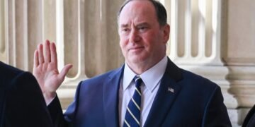 Глава ВМС США внезапно ушел в отставку после конфликта из-за Трампа, – WSJ