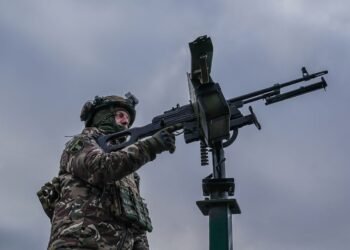 В Киеве слышны взрывы, ПВО работает по дронам
