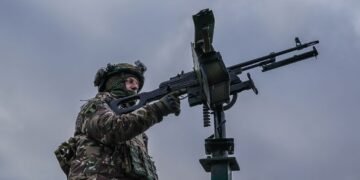 В Киеве слышны взрывы, ПВО работает по дронам