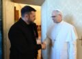 Зеленский и Папа Римский обсудили “пасхальную эскалацию” во время обстрела РФ