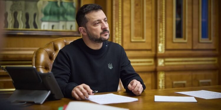 Зеленский инициировал продление мобилизации и военного положения