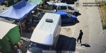 На ярмарку в Києві обікрали підприємця: телефон зник просто з авто