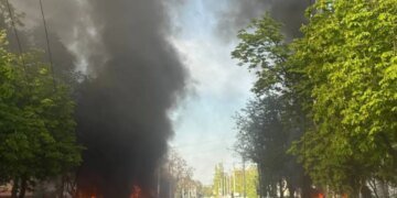 Российские войска нанесли удар по Краматорску: горят автомобили, есть погибшие. ВИДЕО