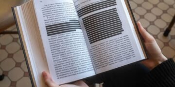 В РФ книги массово “чистят” от упоминаний о войне и ЛГБТК+, – СВРУ
