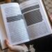 В РФ книги массово “чистят” от упоминаний о войне и ЛГБТК+, – СВРУ