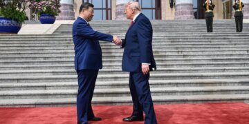 Битва невербалики:  проверка Трампа рукопожатием создала “неловкий момент”. ВИДЕО