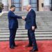 Битва невербалики:  проверка Трампа рукопожатием создала “неловкий момент”. ВИДЕО