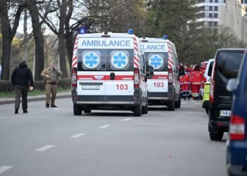 В Днепре мужчина открыл огонь по работникам ТЦК, двое из них ранены