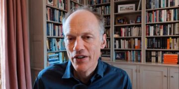 Момент, когда ИИ начнет улучшать сам себя: биограф назвал год, который изменит всё