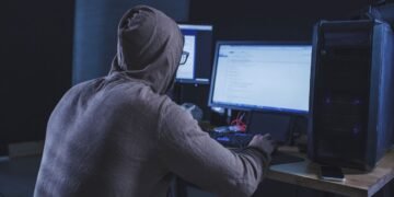 Мошенники массово выдают себя за СБУ, рассылая украинцам “повестки”