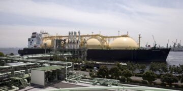 Катар возобновил экспорт СПГ через Ормузский пролив, – Bloomberg