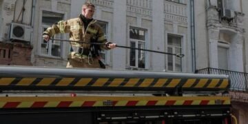 Коротке замкнення спричинило пожежу в багатоповерхівці у центрі Києва