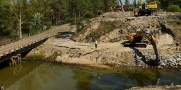 Важлива переправа для Київщини: зводять новий міст замість пошкодженого