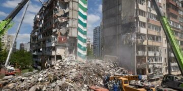 Під завалами шукають людей: у Києві зросла кількість жертв після нічної атаки