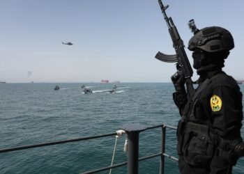 Иран развернул в Ормузском проливе небольшие подводные лодки, – Bloomberg