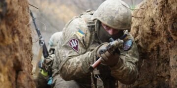 Армия РФ нарушает перемирие вторые сутки подряд: в Генштабе доложили о количестве атак
