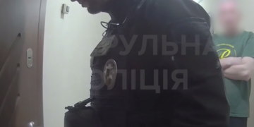 Крики про допомогу: у Києві патрульні врятували жінку з пастки