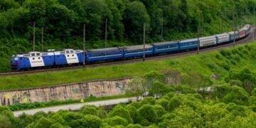 Із Києва терміново запускають додаткові поїзди до Карпат: що сталося