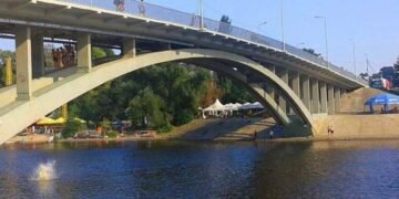 Один стрибок — і реанімація: у Києві виявили моторошну загрозу під мостом
