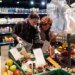 Цены на продукты летом 2026 года: дефицит фруктов и недорогой набор для борща
