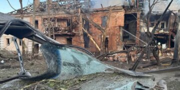 В Днепре кричат о помощи: удар РФ унес 6 жизней, под завалами ищут выживших. ВИДЕО