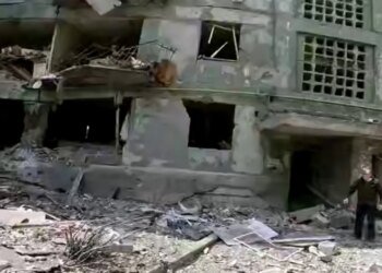 Парамедики полиции спасли мужчину из-под завалов в Дружковке. ВИДЕО