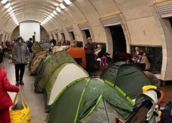 Места не хватает: киевляне требуют убрать палатки из метро во время обстрелов