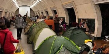 Места не хватает: киевляне требуют убрать палатки из метро во время обстрелов