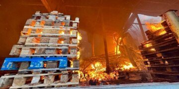 Удар рф по Дніпру 3 травня – понад 100 рятувальників гасять пожежу на складах