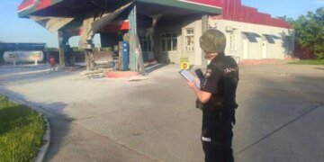 Удары по Черниговской области: восемь раненых, дроны и ракеты — по АЗС, почте и жилым домам