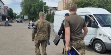 В Хмельницкой области мужчина ударил сотрудника ТЦК по голове во время проверки документов, пострадавший находится в больнице