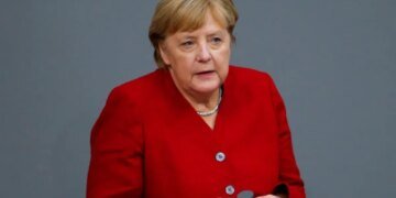 Без меня: Меркель отказалась становиться посредником в переговорах с Кремлем и дала пощечину еврочиновникам