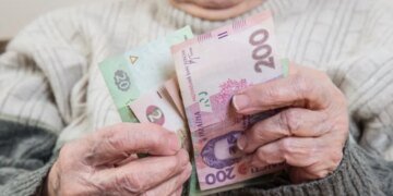 Пенсии хотят рассчитывать по-новому: кому Кабмин обещает перерасчет выплат